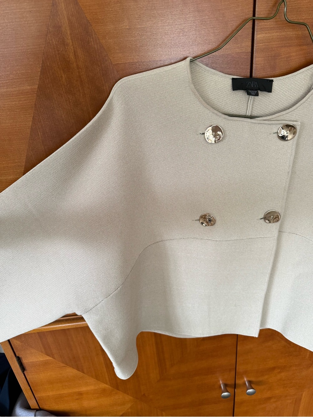 Zara Cape - Picture 2 of 4